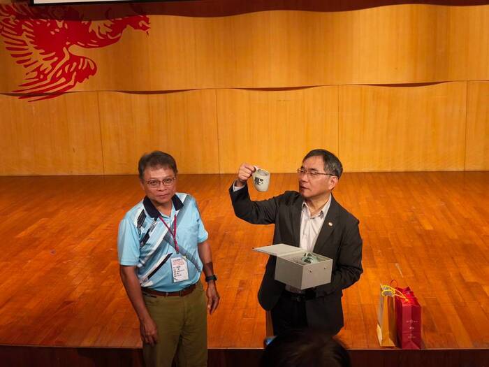 致贈本校無憂、長壽書法紀念杯