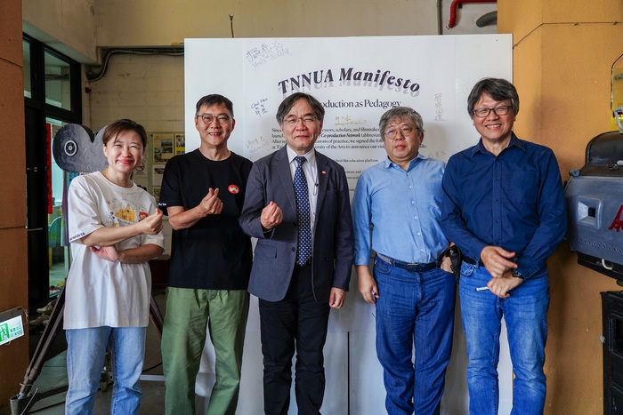 南藝宣言合照 (左起 音像紀錄研究所謝侑恩助理教授、蔡慶同教務長、邱上嘉校長、雙語中心范揚坤主任、音像紀錄研究所曾吉賢所長)
