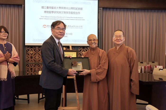 邱校長致贈【盟誼永固】水晶座