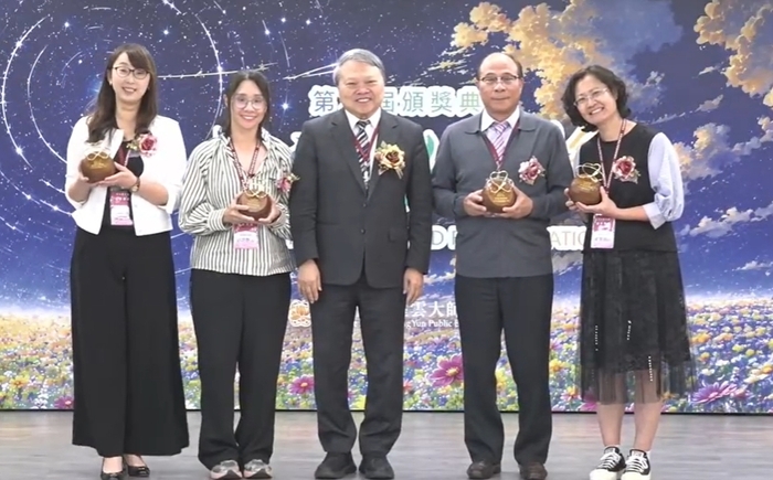 周燦德評審委員與所有特殊教育組得獎老師 (畫面來源：公益信託星雲大師教育基金直播影片)