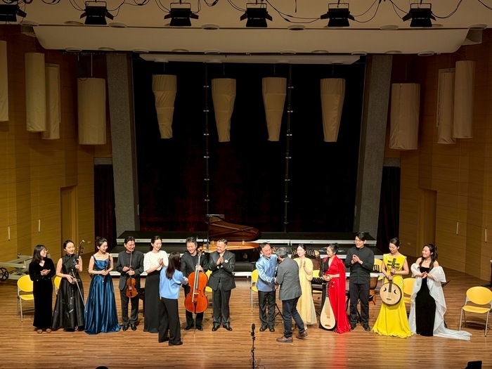 邱校長及于紅梅院長上台向表演人員感謝致意