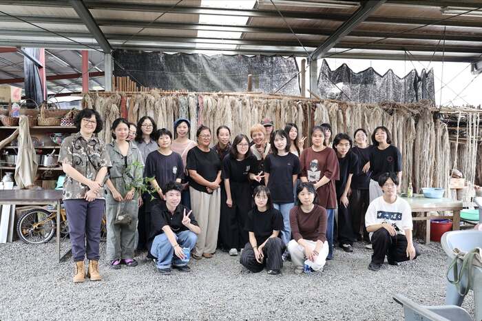吳佩珊所長、邱春女老師、原資中心蔡依文、纖維組同學及應用所全體新生