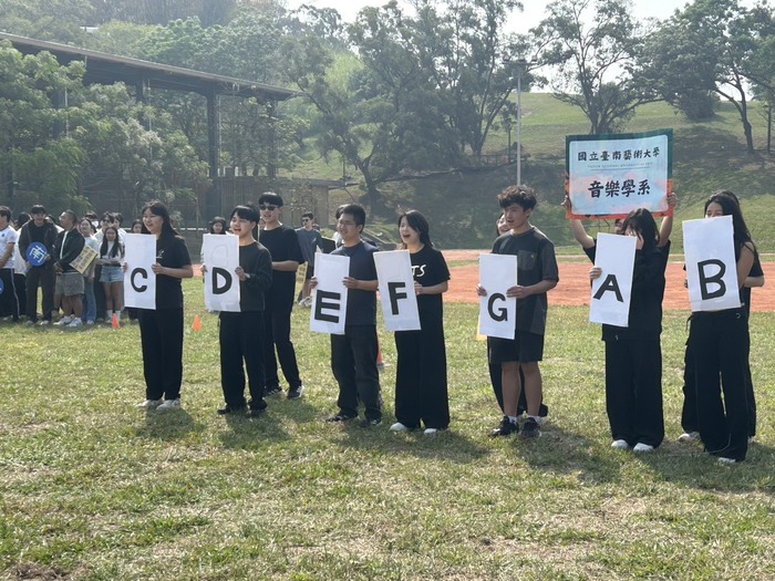 音樂系同學進場