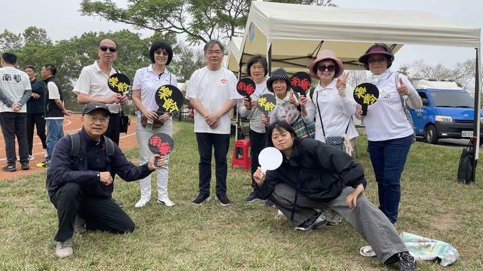 校長與樂齡大學同學們合照