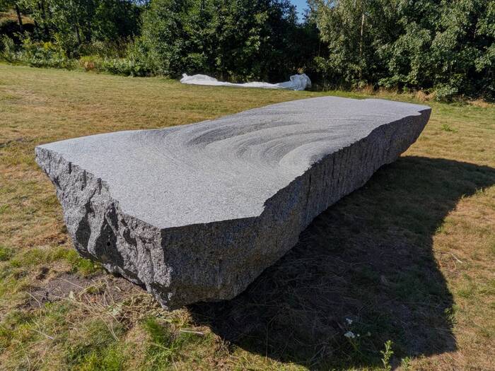 微動  Wave Form， 拉維克石 ，506×165×86(cm) ，2026