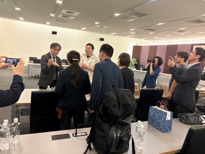 邱上嘉校長熱情向貴賓介紹本校30週年校慶紀念品