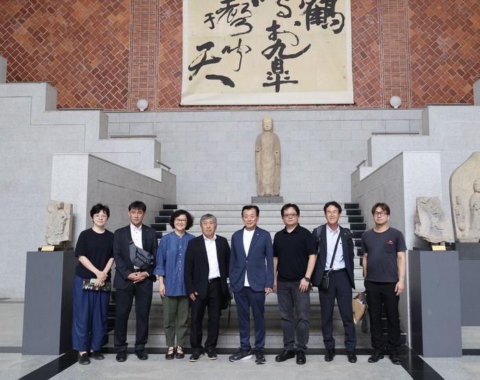應用所吳佩珊所長、趙永惠老師、朱芳毅老師與貴賓輿圖資中庭留影.jpg