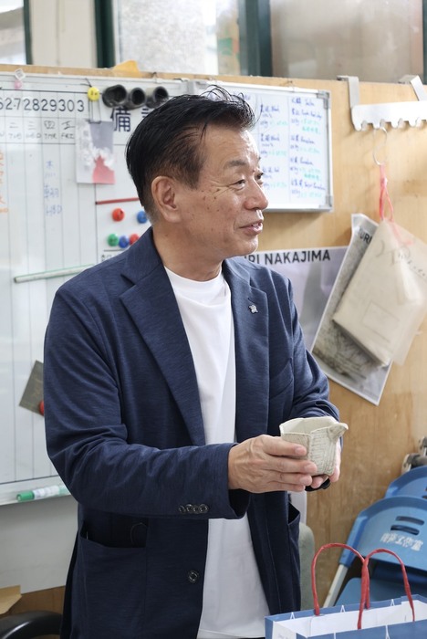 副市長歡喜展示張清淵老師贈送之陶藝品