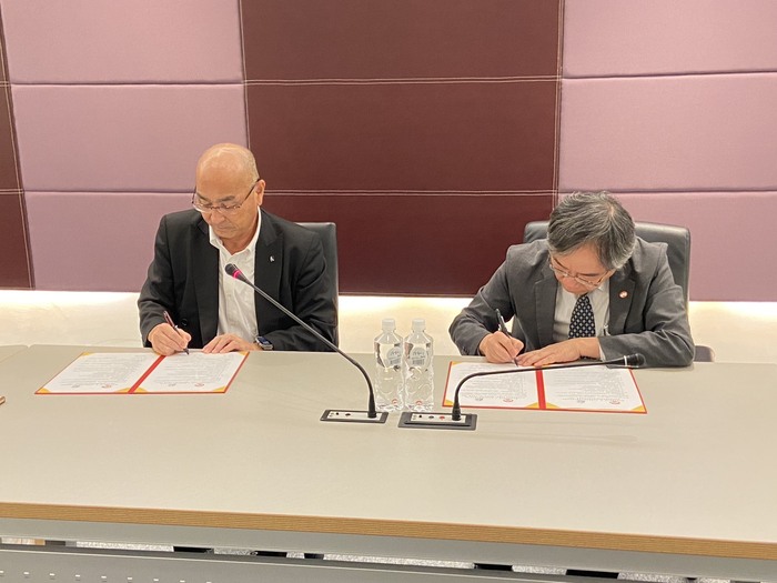 坂本道彦校長、邱上嘉校長簽署簽署姊妹校暨教育與技術交流合作協議書