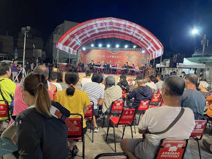 爆多的現場觀眾圖片