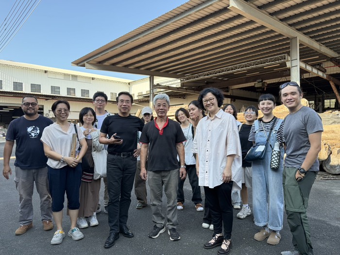 吳佩珊所長、右手邊是王登發廠長，黑衣是盧圓華教授