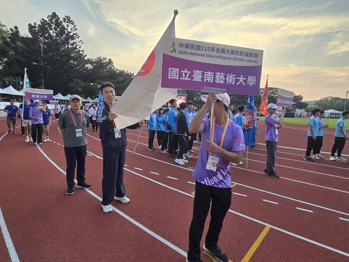 校長與校旗進場