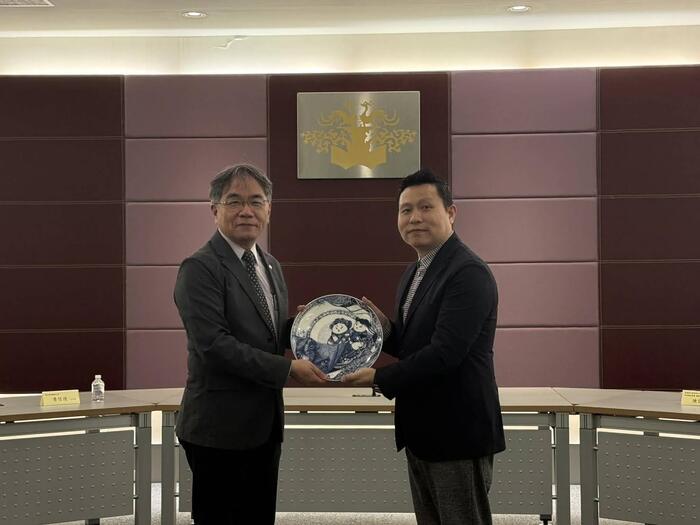 陳弘洲集團董事長代表接受紀念品