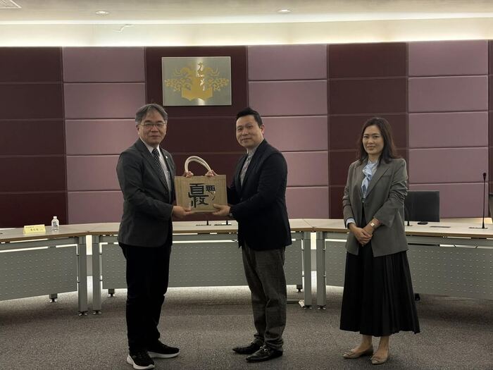 邱上嘉校長、陳弘洲董事長、賴嬿伊副總經理