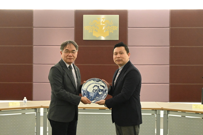 陳弘洲董事長代接受紀念品