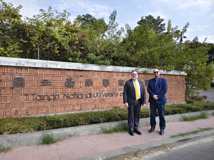 外賓於校門口留影