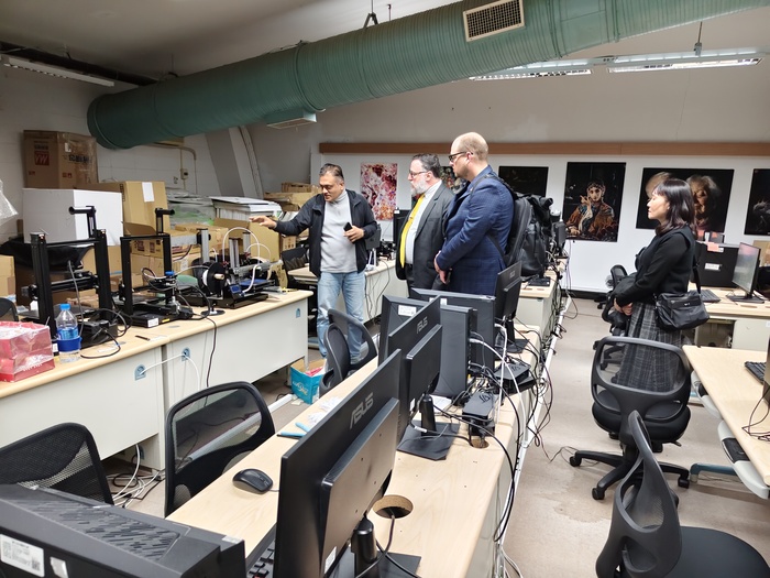 簡拉卡老師導覽參訪動畫藝術與影像美學研究所