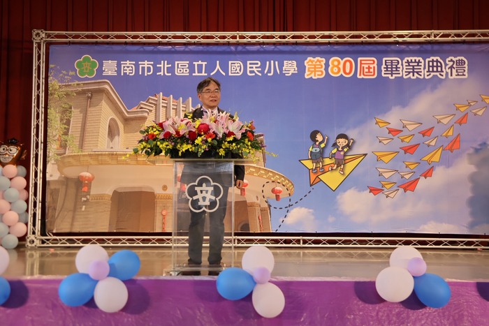 本校邱上嘉校長上台致詞