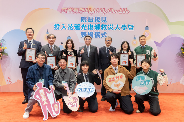 卓院長與受表揚大學師生代表