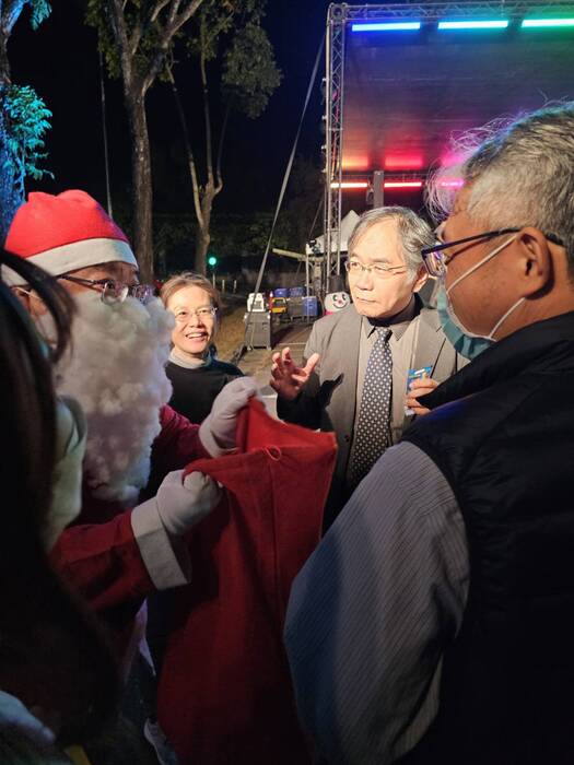 聖誕老公公發糖果了