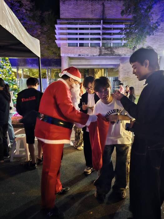 聖誕老公公發糖果了