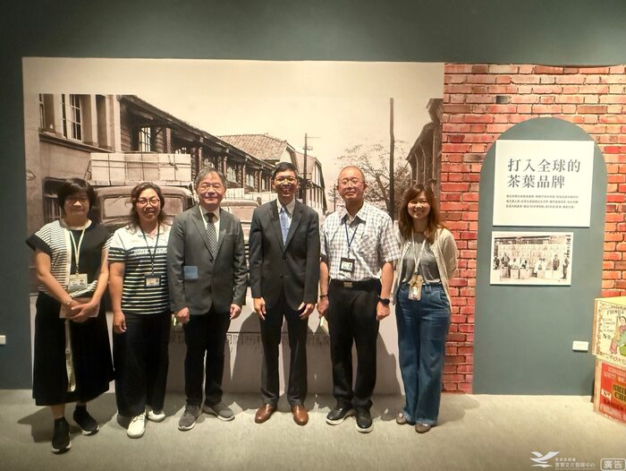 與臺灣客家文化館人員合照