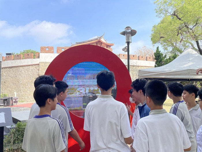 建興國中學生體驗AR裝置