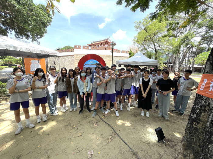 與建興國中學生合影