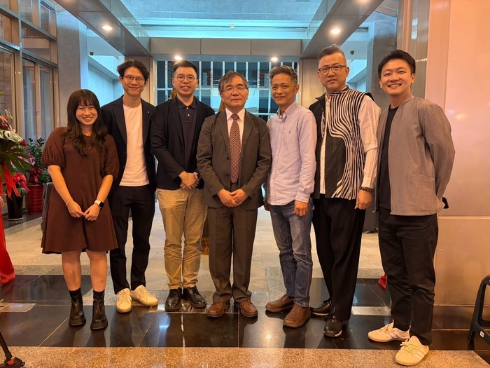 「畢業的視界」校友與校長、院長合影