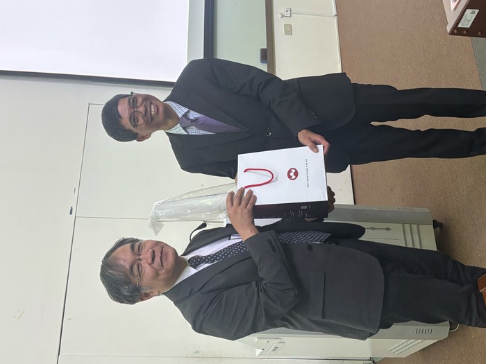 邱上嘉校長與何金樑主任