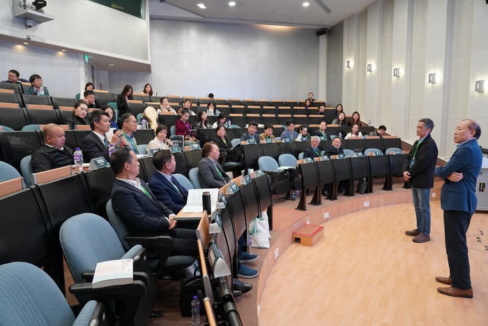 創新設計學院戴定澄教授(右一)