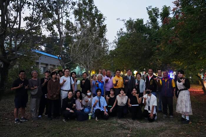 開會貴賓與南藝大團隊合照圖片