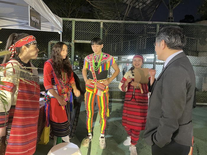 校長與現場同學話家常