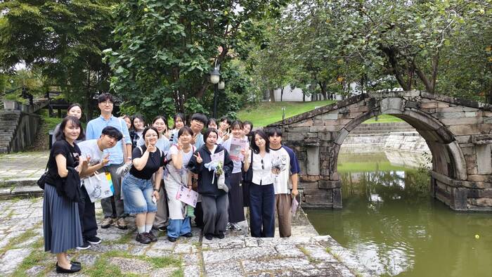 國際長與韓國傳統文化大學師生合照
