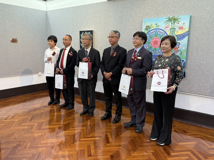 詹信德主秘致贈本校公關品圖片