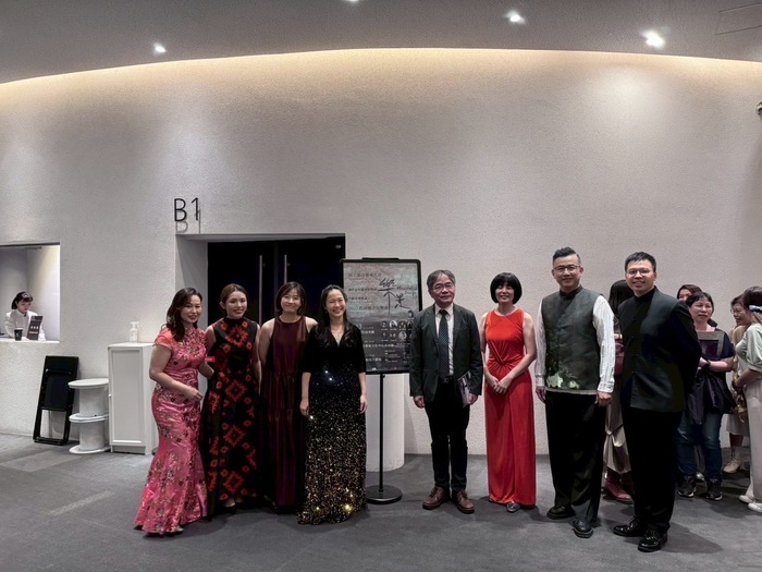 校長與演出老師合照圖片