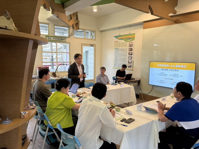 邱上嘉校長進行校務支持簡報