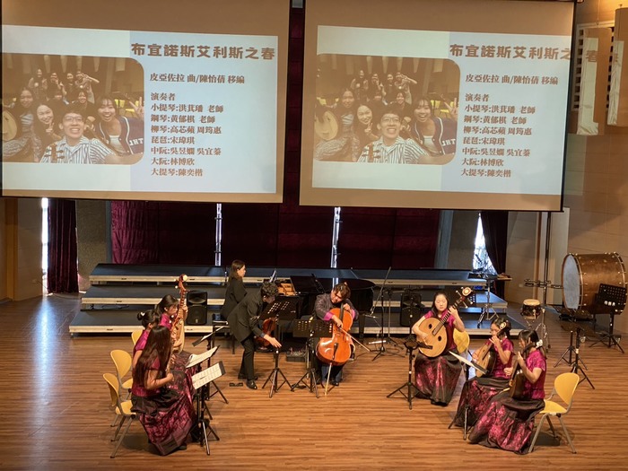 彈撥樂團開場表演