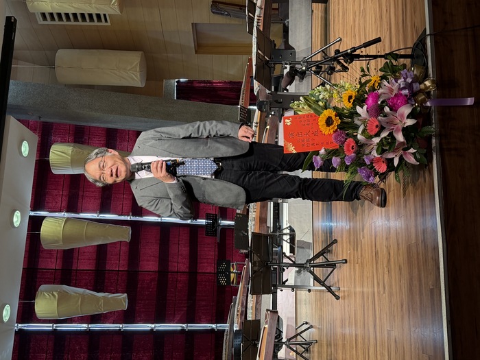 邱校長向表演團隊及觀眾感恩致意