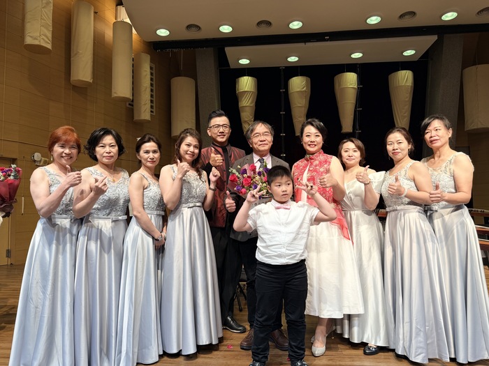 1214校長與表演團隊合照