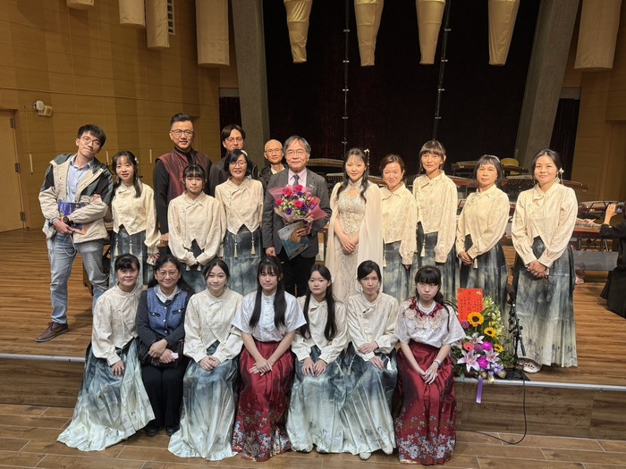 1214校長與表演團隊合照