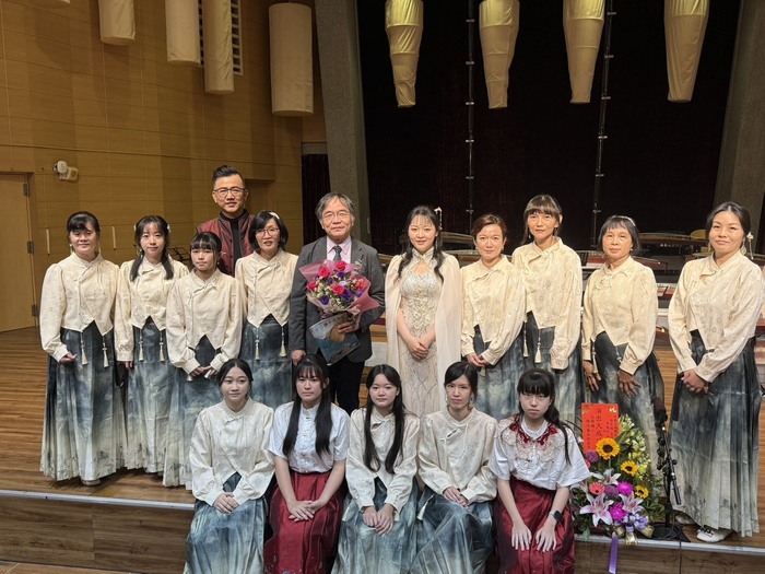 1214校長與表演團隊合照