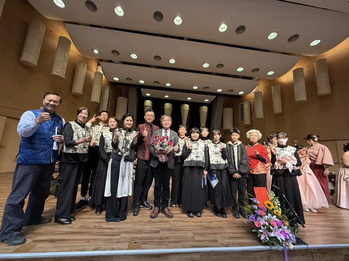 學甲妙音箏樂團與校長合照