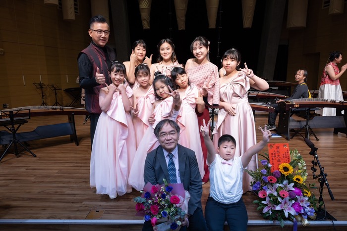 1214校長與表演團隊合照