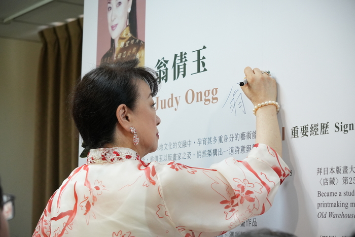 翁倩玉藝術家簽名