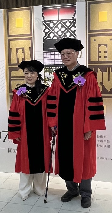 廖修平、翁倩玉名譽博士合照
