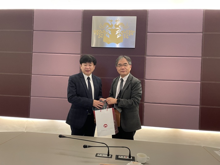 校長贈送紀念品予梁董事長圖片