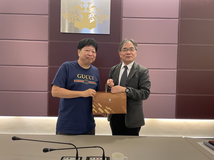 校長贈送紀念品予王教授圖片