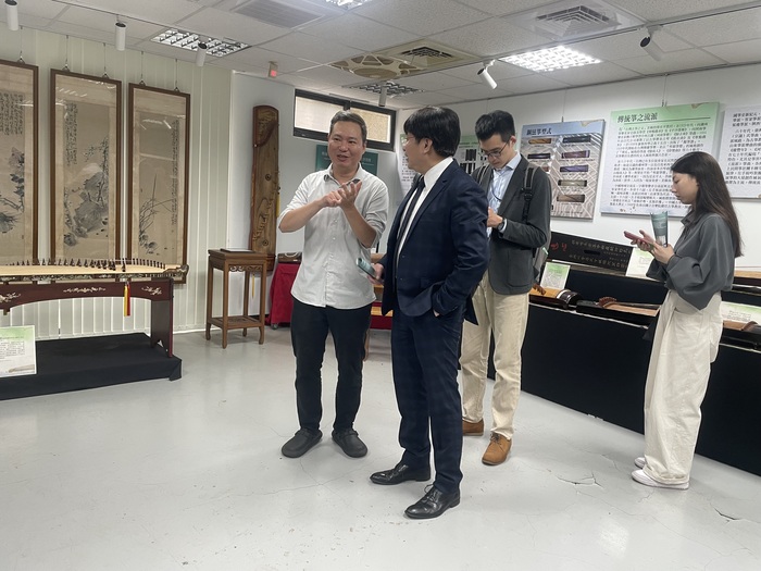 蔡鎮宇老師導覽傳統箏研究中心圖片