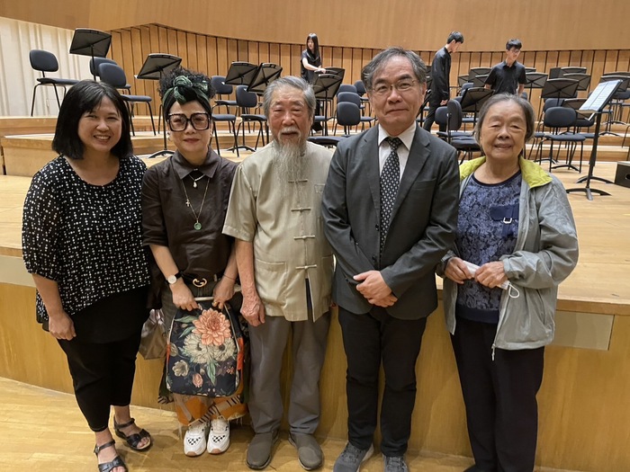 張曉雯主任、李季老師夫人、李季老師高齡97歲的父親李再鈐雕塑家、邱校長、柯慶姿老師的母親(由左至右)